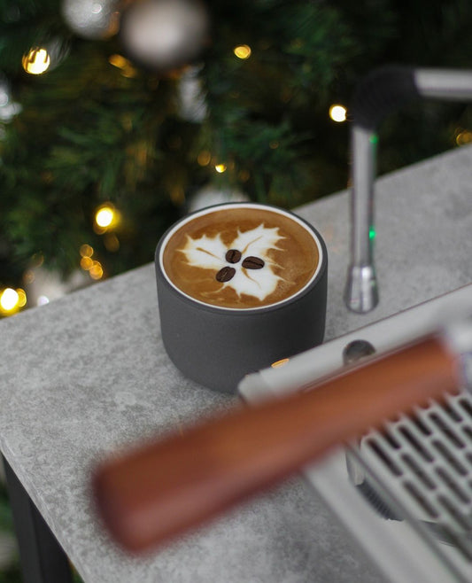 Coffee mug Fundament in dark grey/white by Archive Studio, cappuccino inside