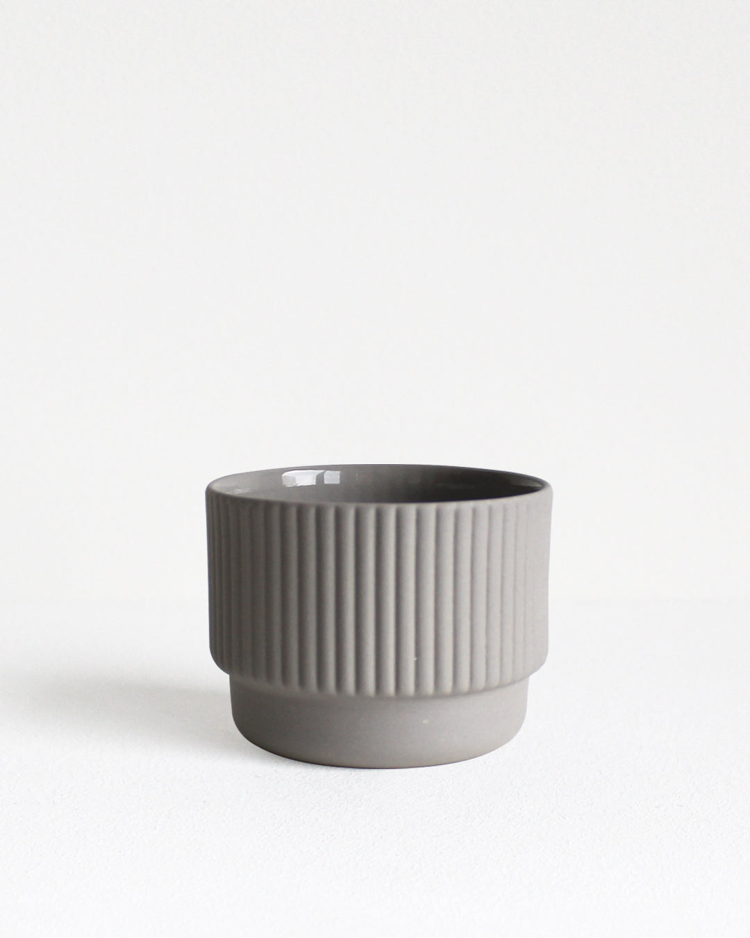 Cappuccino mug Column in light grey van Archive Studio met minimalistisch design