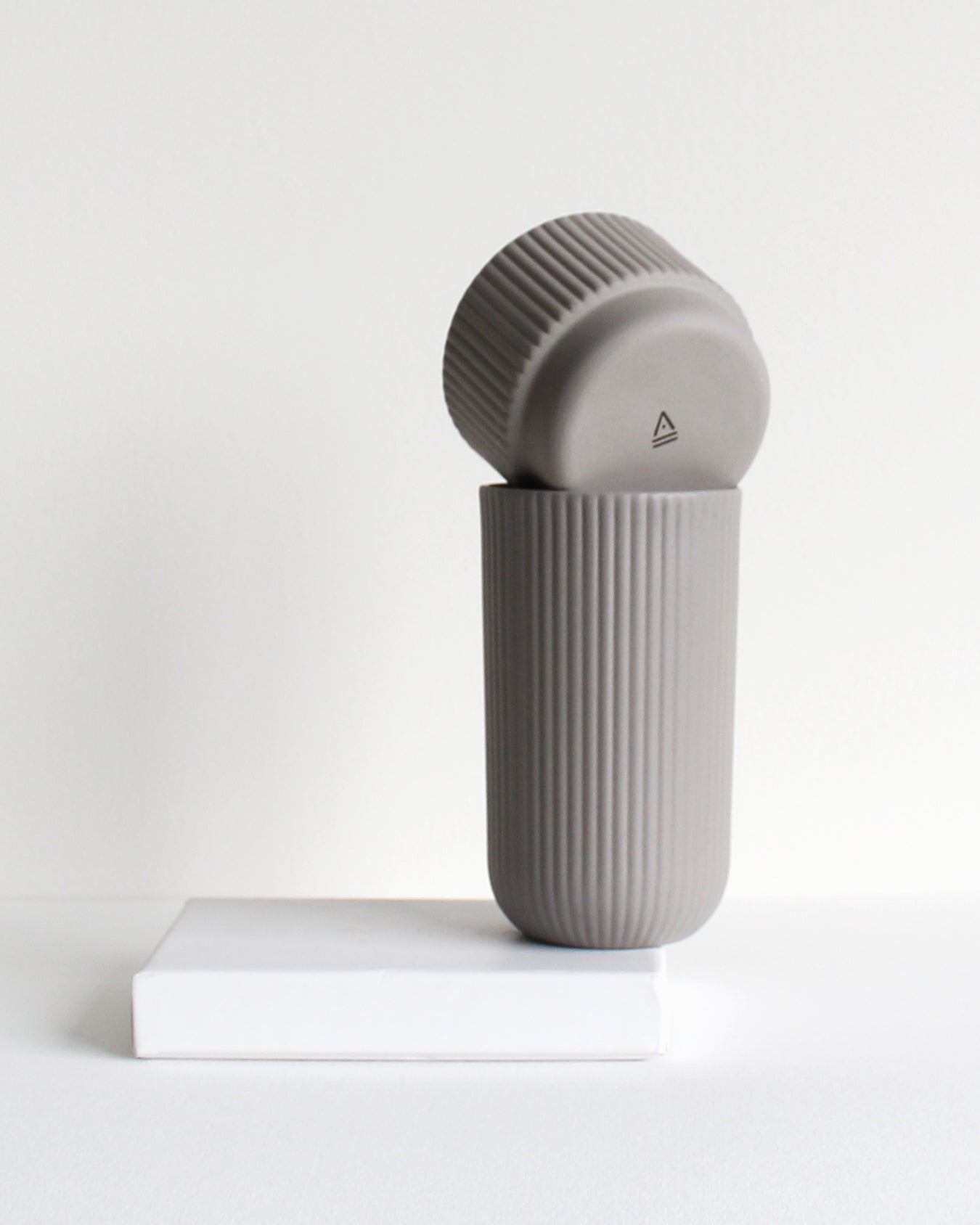 Lichtgrijze cappuccino mug Column van Archive Studio met strak en tijdloos ontwerp