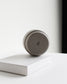Lichtgrijze cappuccino mok Column van Archive Studio op tafel met modern design